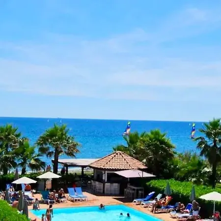 En Bord De Avec Piscine 아파트 *