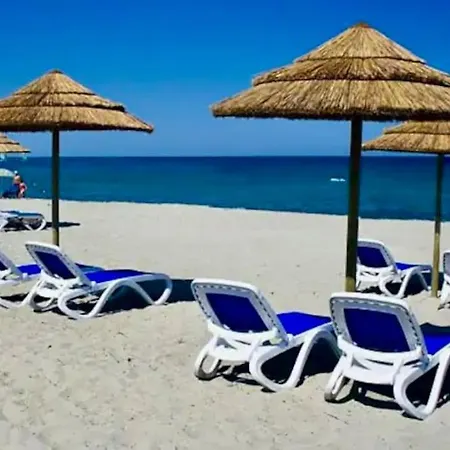 En Bord De Avec Piscine דירה *