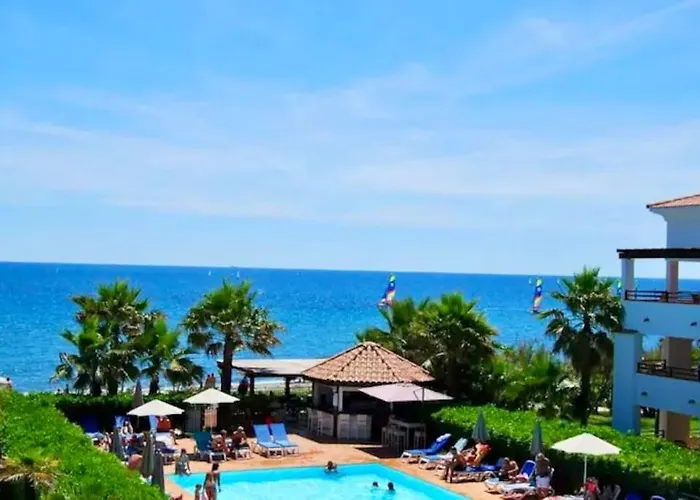 En Bord De Avec Piscine Apartament *